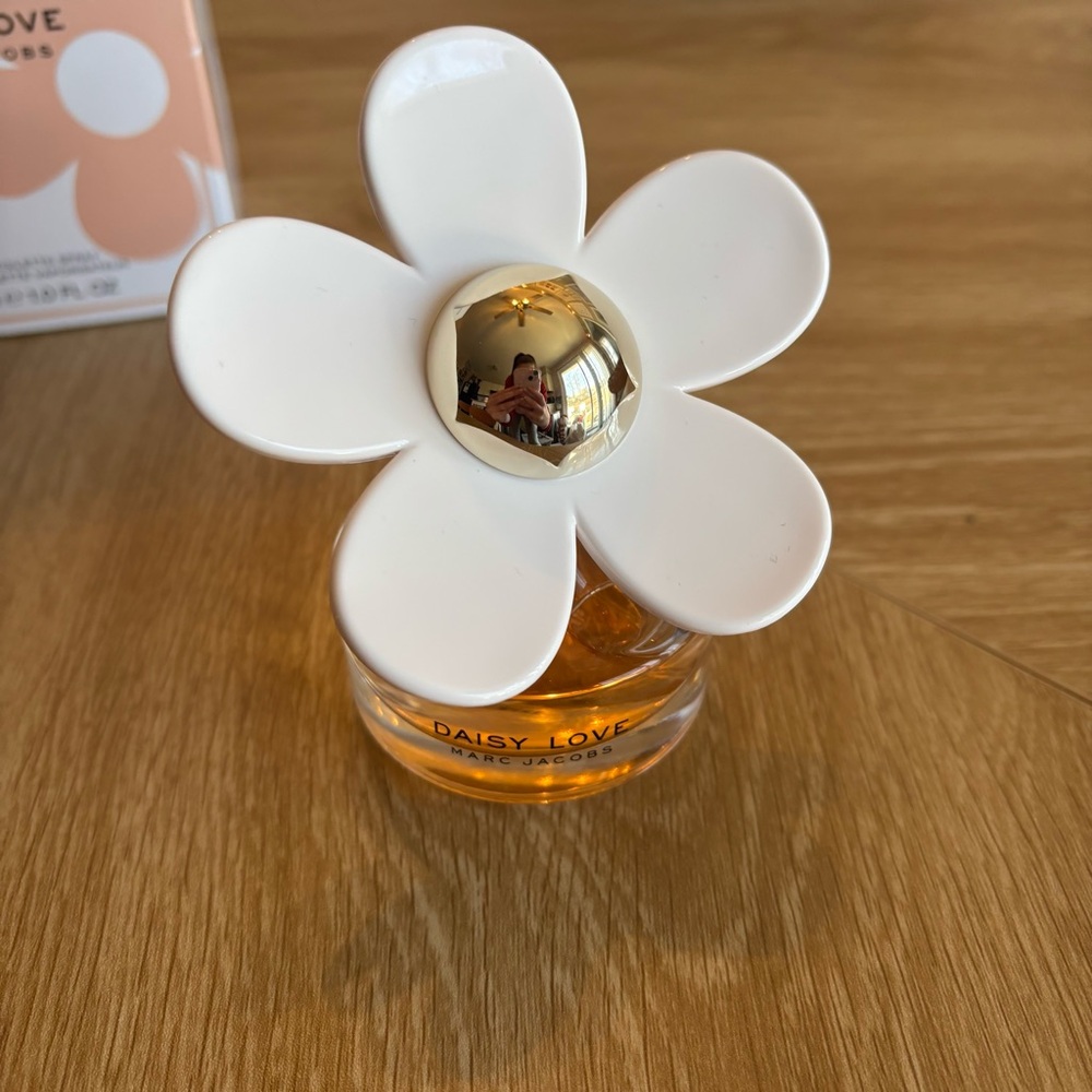 Marc Jacobs Daisy Love Eau de Toilette - White and Gold Floral Design